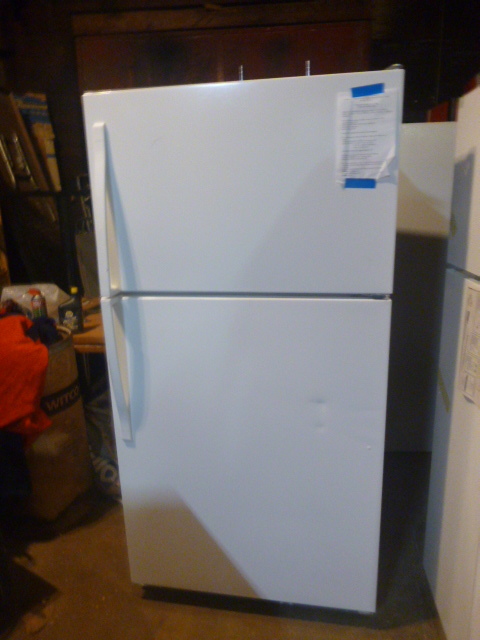 lot 1 image: NEW Whirlpool RefrigeratorFreezer (Scratch & Dent)