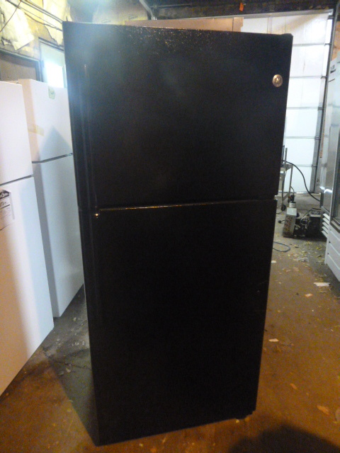 lot 2 image: NEW GE RefrigeratorFreezer (Scratch & Dent)