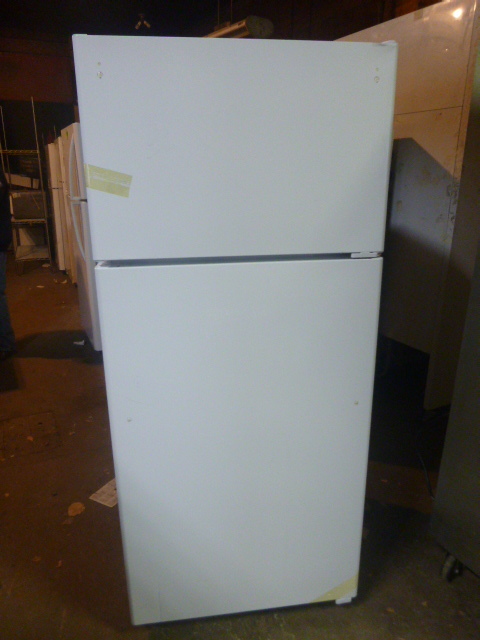 lot 3 image: NEW GE RefrigeratorFreezer (Scratch & Dent)