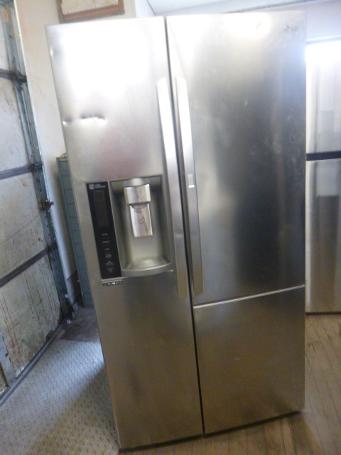 lot 4 image: NEW LG RefrigeratorFreezer (Scratch & Dent)