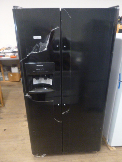 lot 8 image: NEW Frigidaire RefrigeratorFreezer (Scratch & Dent)
