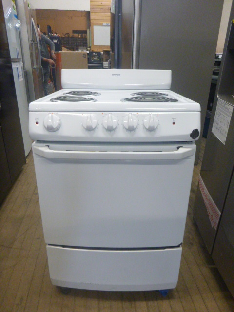 lot 9 image: NEW Hotpoint Electric Range (Scratch & Dent)