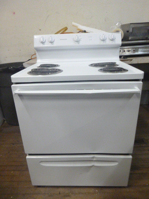 lot 10 image: Frigidaire Range  (Scratch & Dent)