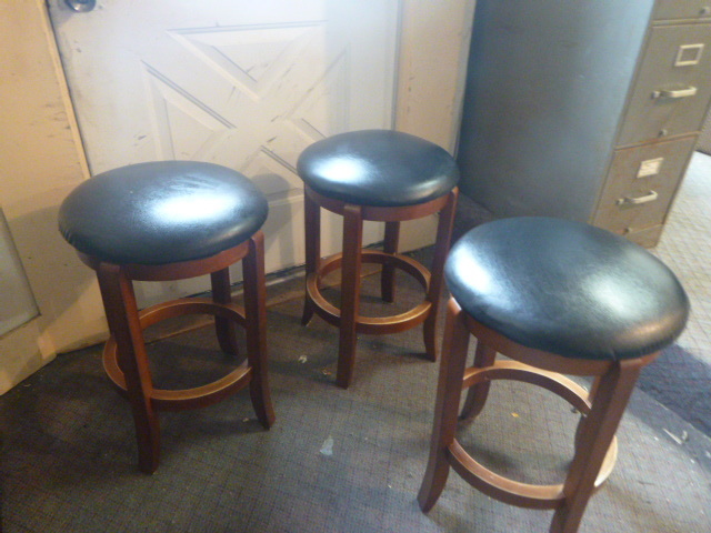 lot 14 image: 3 Bar Stools