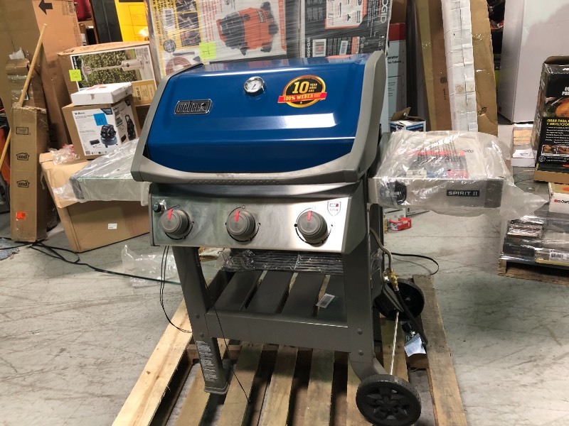 Weber Spirit II E-310 3-Burner Propane Gas Grill in Sapphire in good conditions