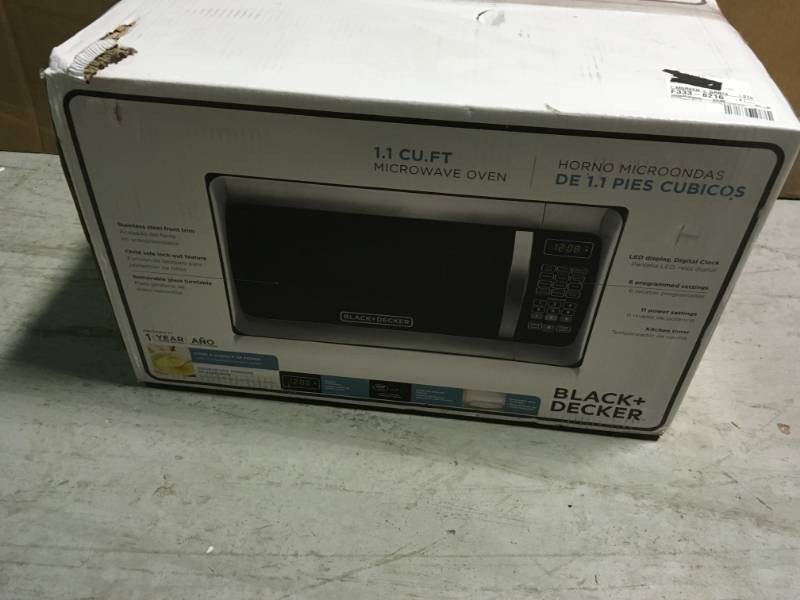 BLACKDECKER 1.1 cu. ft. Countertop Digital Microwave in Stainless Steel open box in like new condition