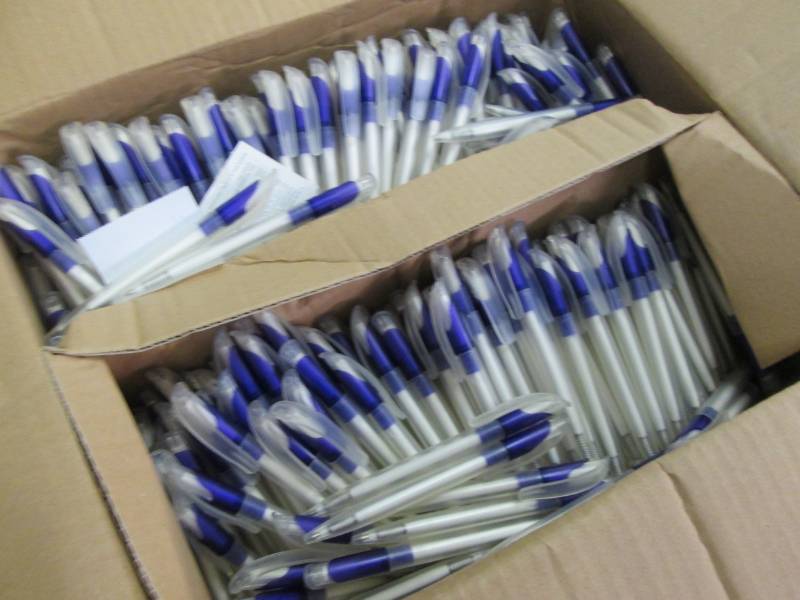 Box of WhitePurple Retractable Bal...