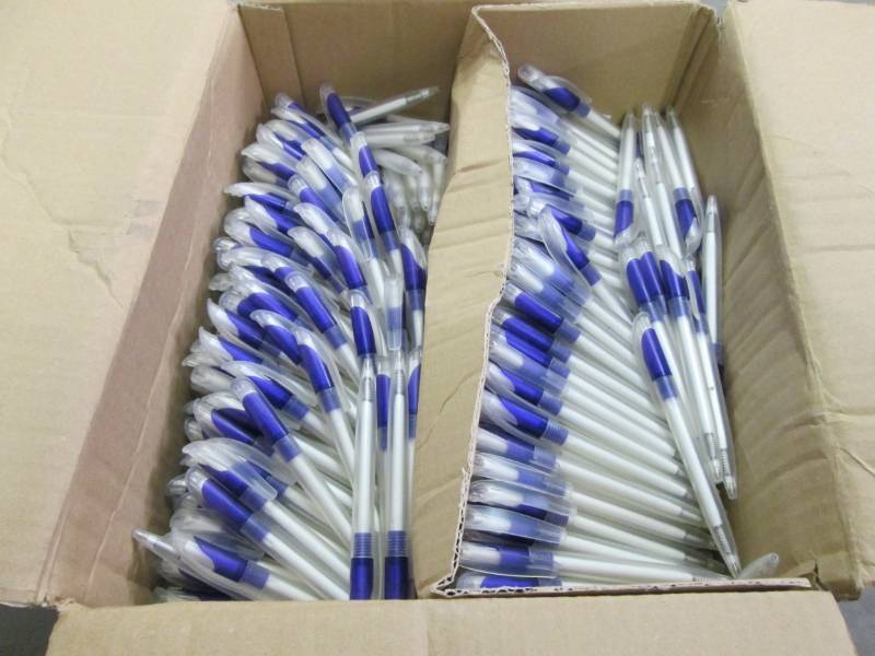 Box of WhitePurple Retractable Bal...