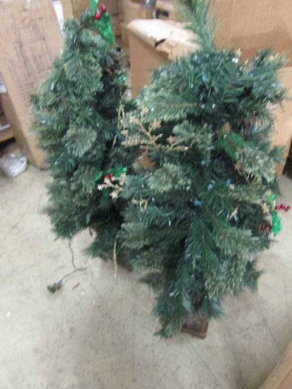 Potted Holiday Trees, Wreath & Garl...