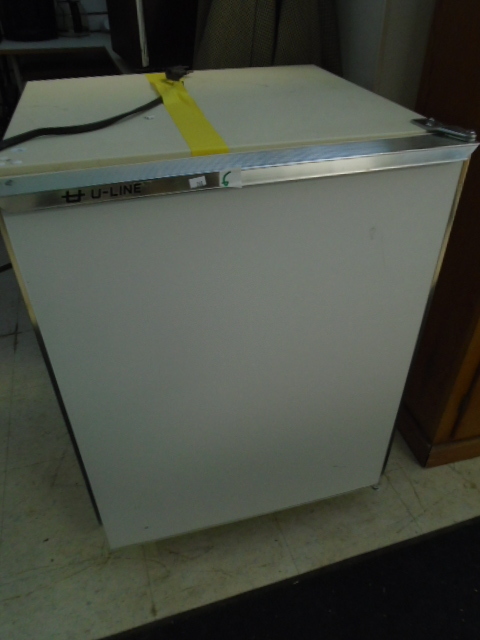 lot 6 image: Mini Fridge
