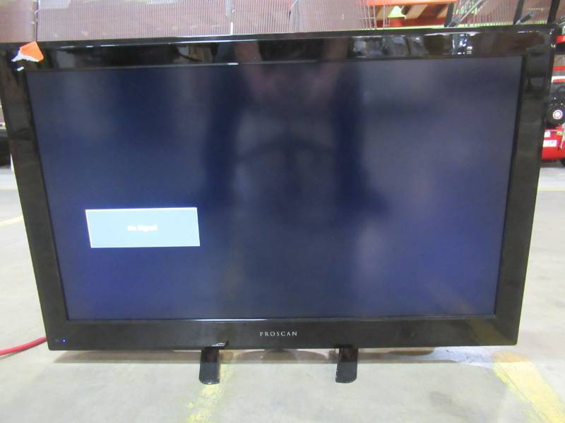 lot 6 image: Proscan 32 TVDVD Combo PLDVD3213A With Remote.