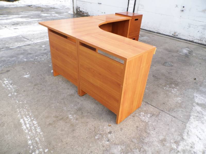 lot 4 image: 3 Piece Desk w Cubes 60 x 60