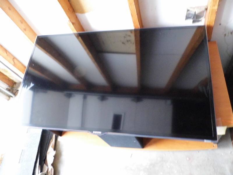 lot 10 image: Samsung TV w Mount 46