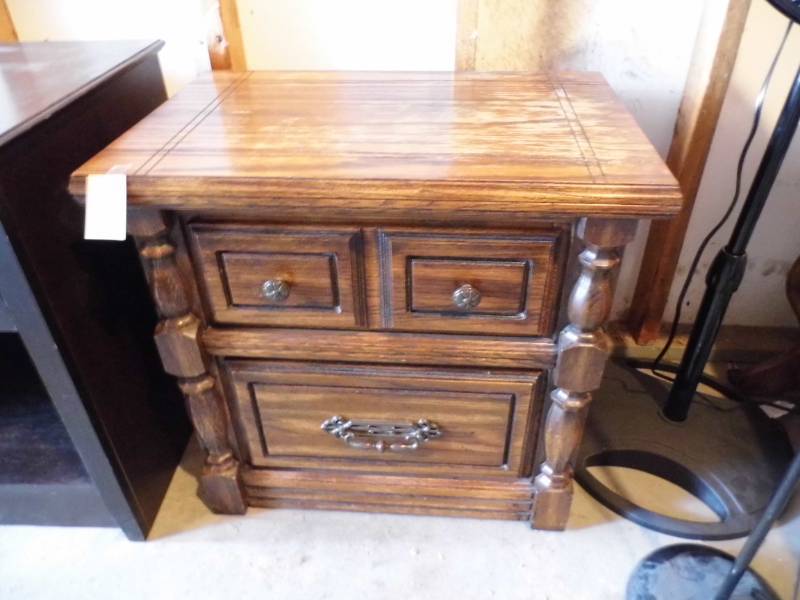 lot 8 image: Nightstand 17 x 25