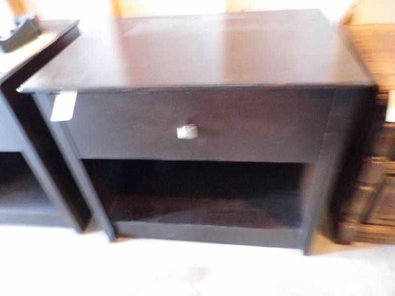lot 9 image: Nightstand 20 x 30