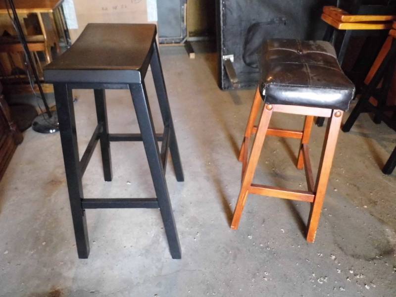 lot 14 image: Lot of 2 Stools