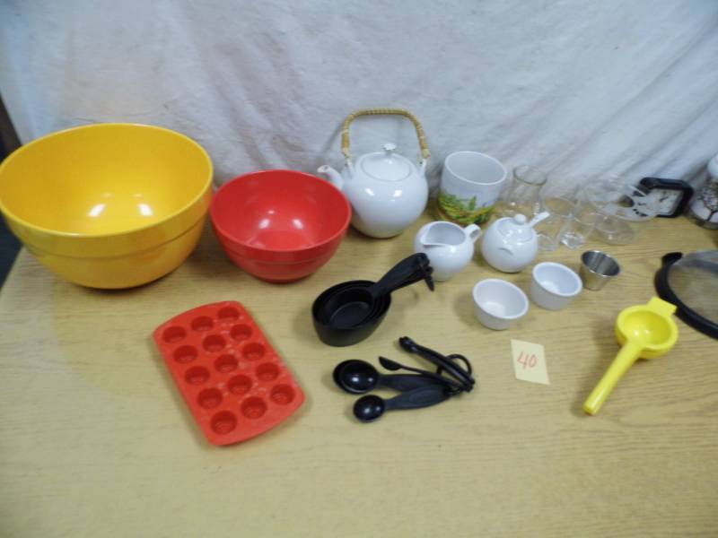 lot 40 image: Kitchen Misc