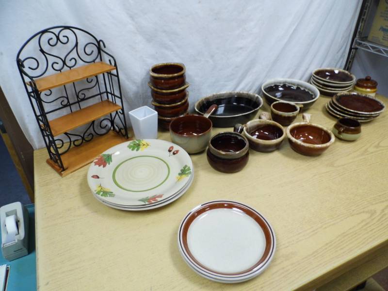 lot 43 image: Dishes