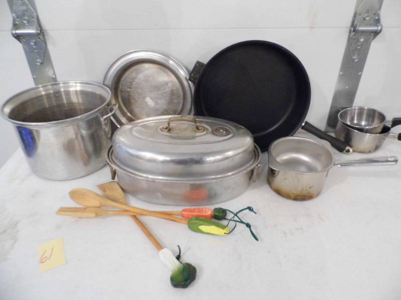 lot 61 image: Cookware