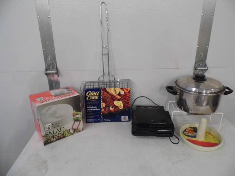 lot 64 image: Grill Basket - Kettle - Spinner