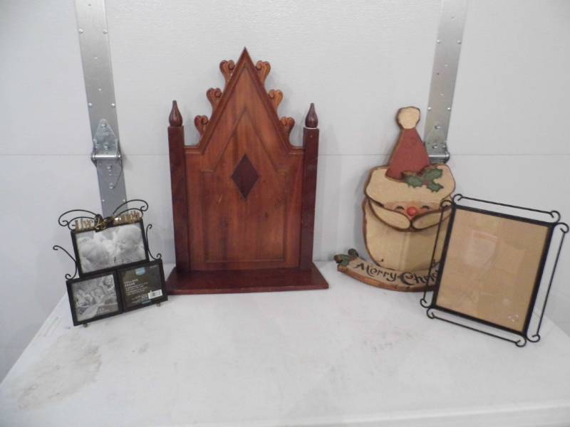 lot 48 image: Wood Shelf - Frames - Santa