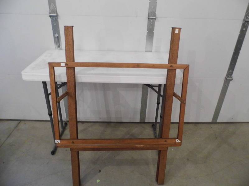 lot 49 image: Easel