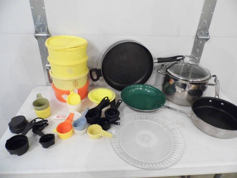 lot 59 image: Green Pan - Tupperware