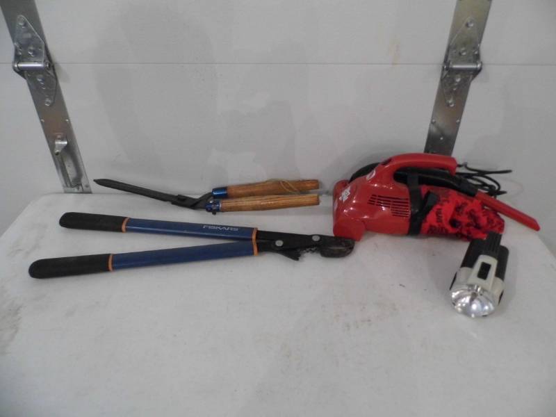 lot 69 image: Garden Trimmers - Dirt Devil