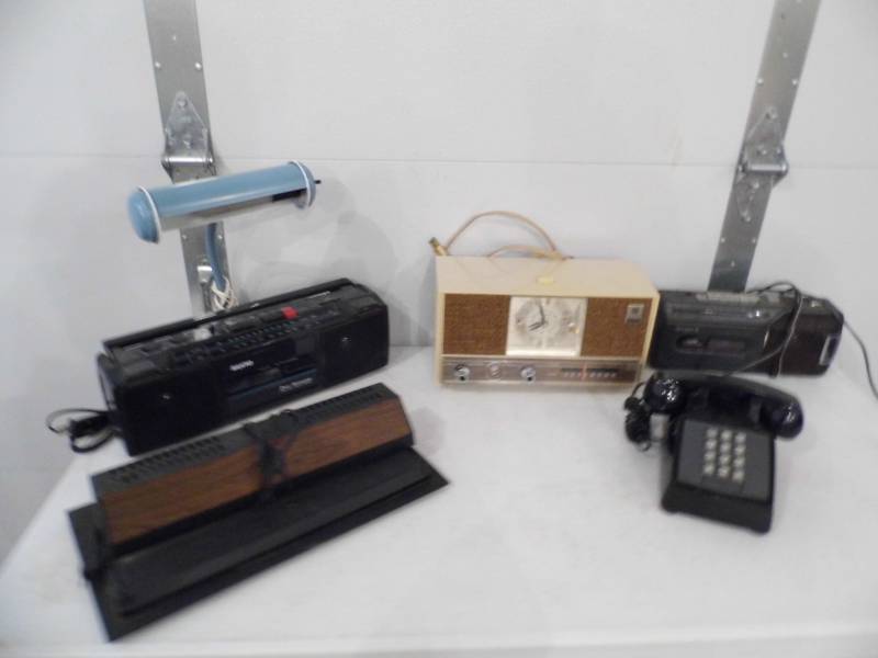 lot 73 image: Radios - Misc