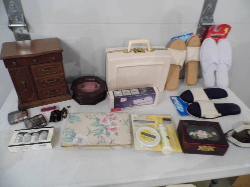 lot 82 image: Jewelry Boxes - Misc