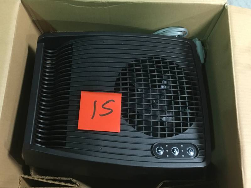 lot 15 image: AIRCARE Designer Series 1.6 Gal. Evaporative Humidifier for 1000 sq. ft. open box in like new condition