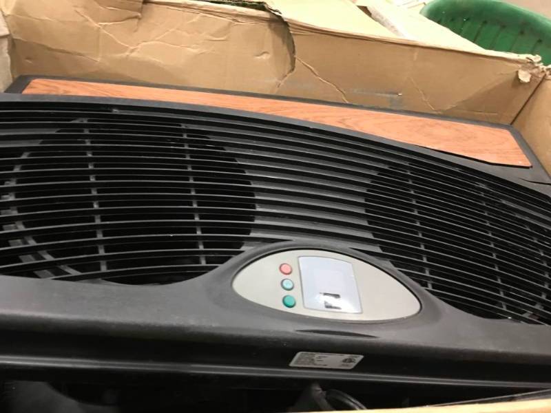 lot 81 image: AIRCARE 5 Gal. Evaporative Humidifier for 4,000 sq. ft. DAMAGED LID WORKS