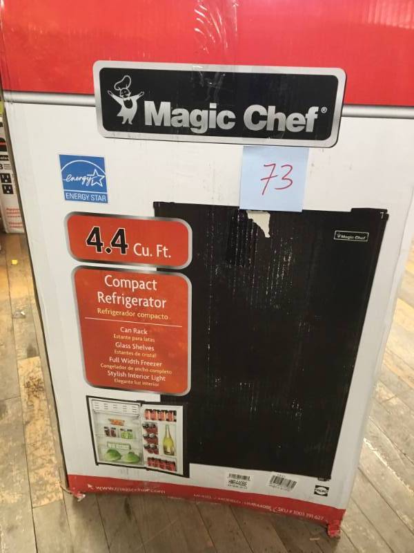 Magic Chef 4.4 cu. ft. Mini Refrigerator in Black open box in good condition