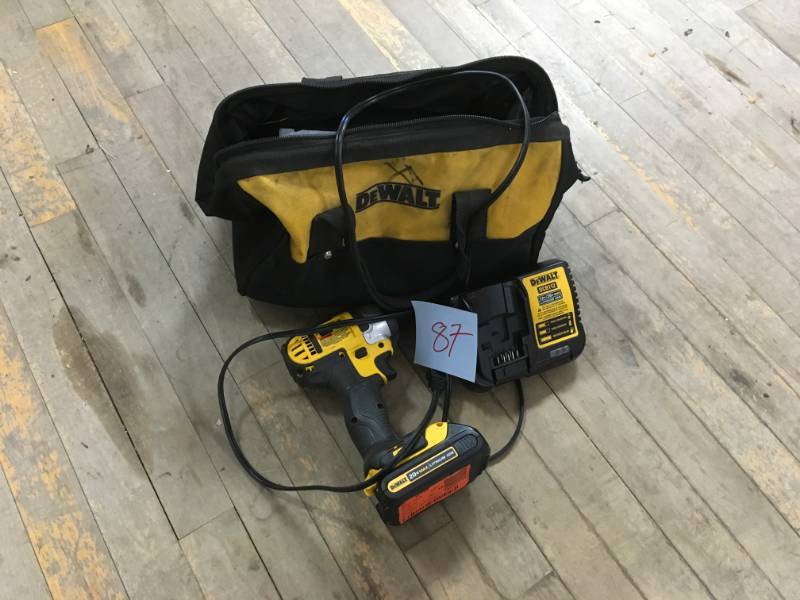 DEWALT DCF885 20 Volt Max 20v Lithium Ion 14-inch Cordless Impact Driver Kit in good condition