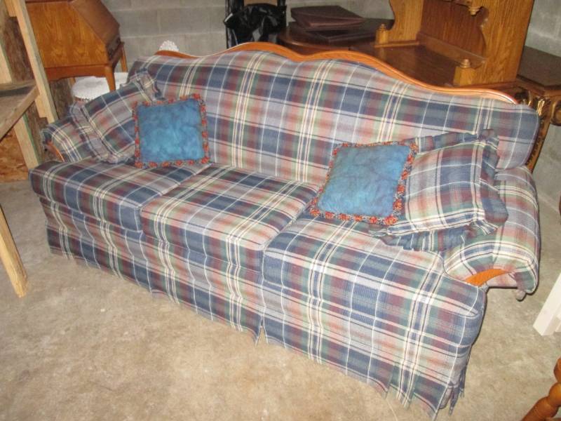lot 9 image: Couch with Throw Pillows Approx 88...
