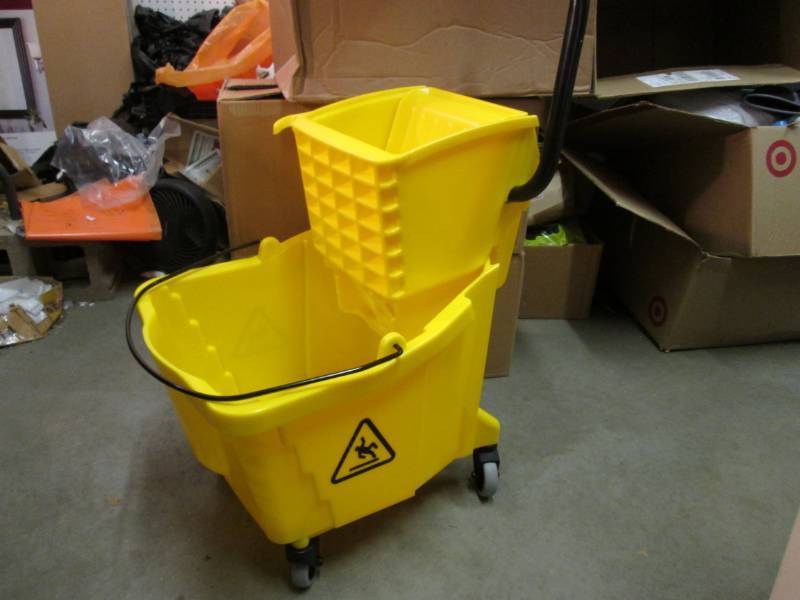 lot 40 image: 8 Gallon Mop Bucket with Wringer on...