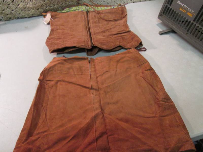 lot 150 image: Lot of 4 Misc 2-piece Leather Sets ...