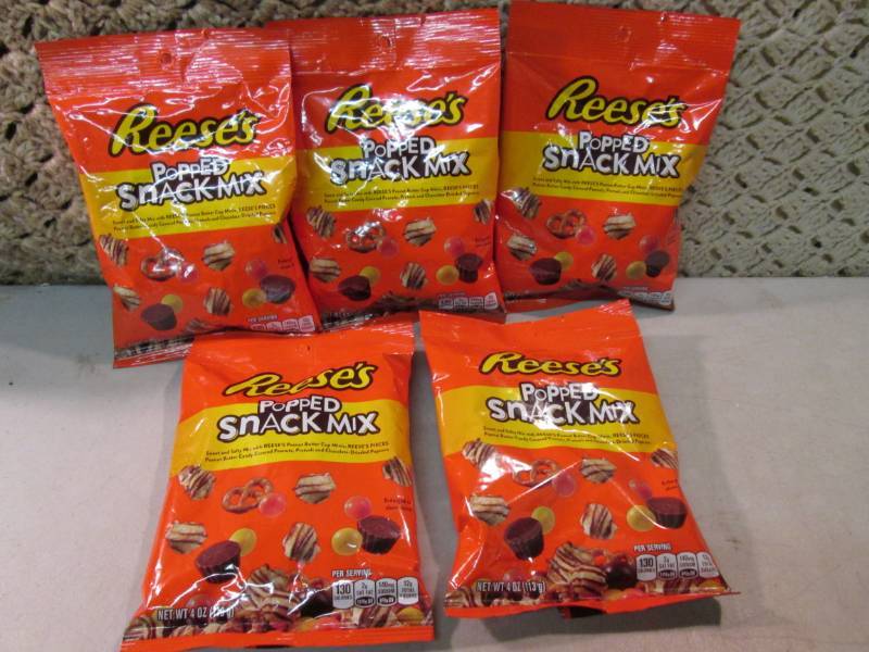 lot 157 image: 5 Bags of Reeses Popped Snack Mix B...