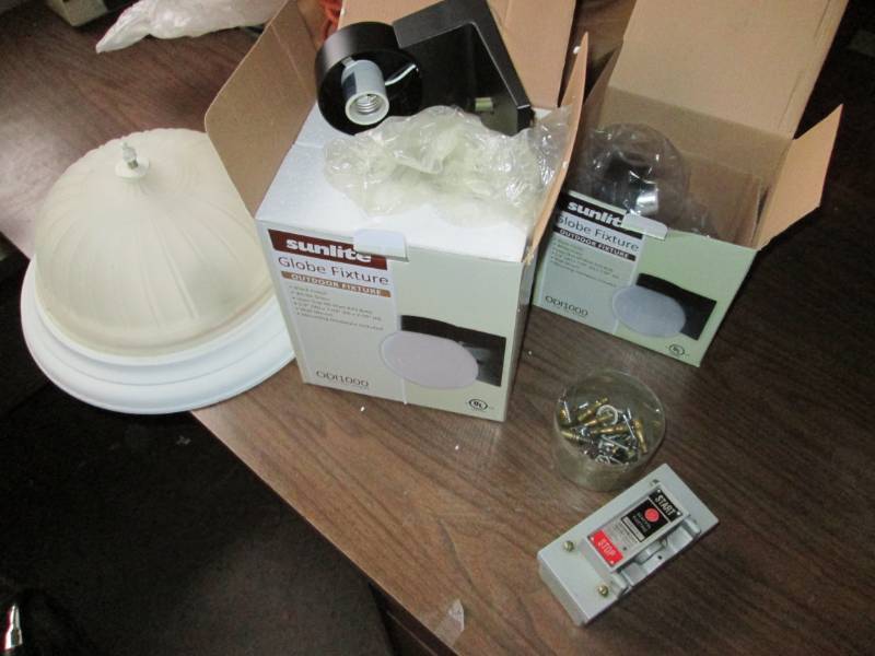 lot 10 image: Lot of electrical fixtures (sunligh...