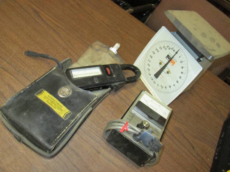 lot 38 image: Lot of vintage electrical items and...