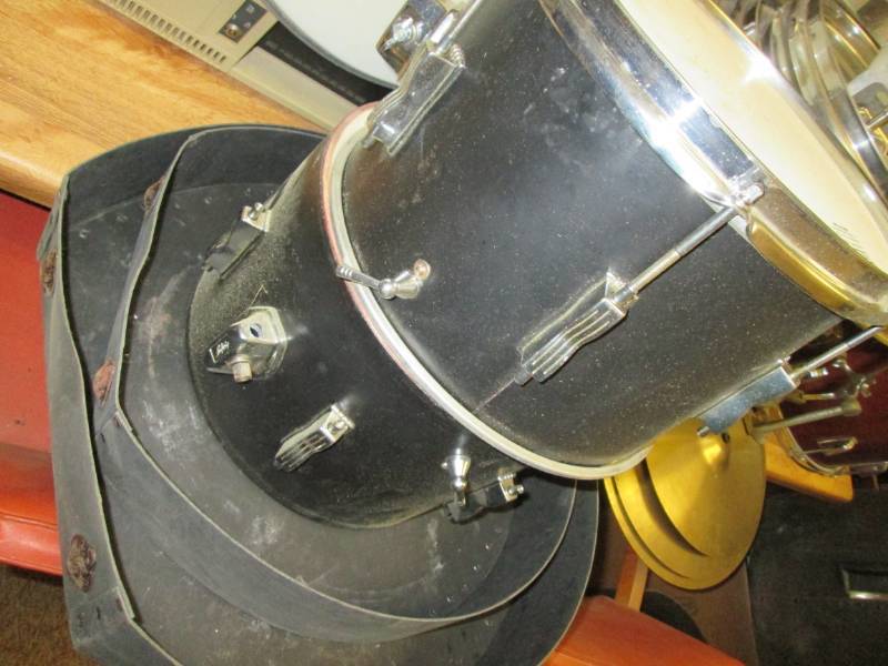 lot 53 image: Large lot of vintage drums, cases, ...