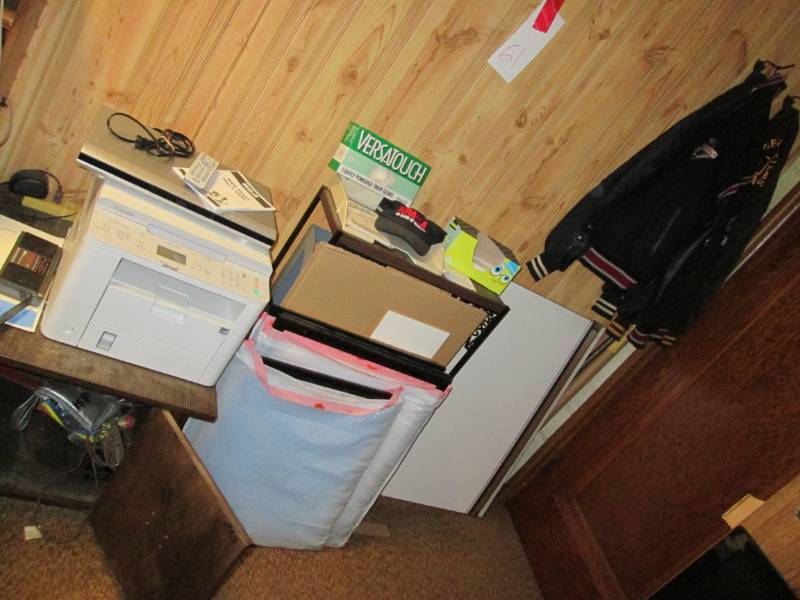 lot 61 image: Entire contents of this corner, fur...