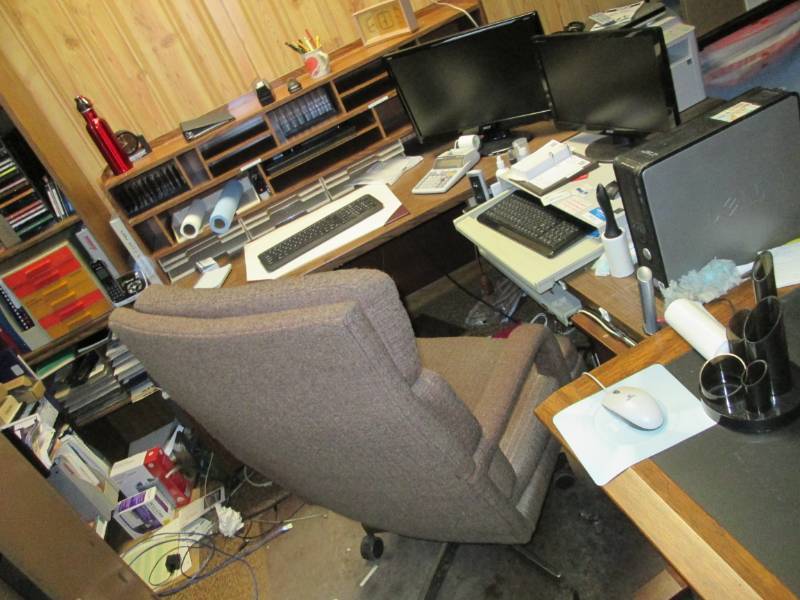lot 68 image: Desk set with entire contents (you ...