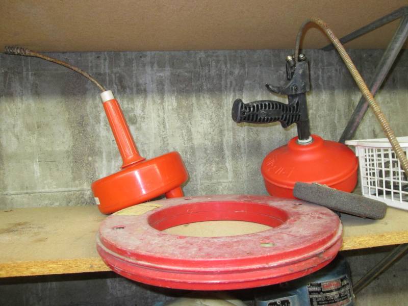 lot 87 image: Lot of pipe fishing tools...