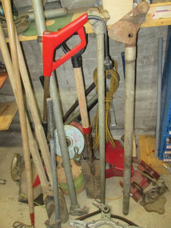 lot 104 image: Lot of pipe benders, shovels, hand ...
