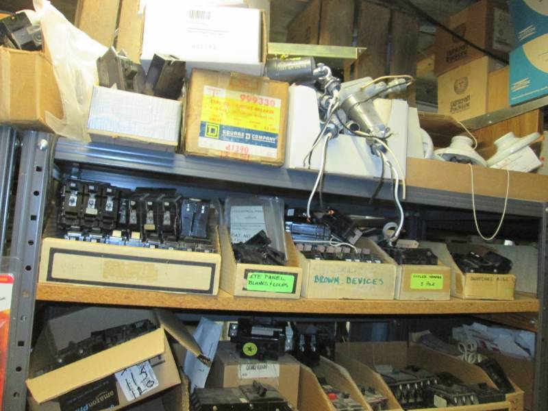 lot 123 image: Lot of light fixtures and circuit b...