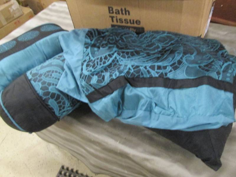 lot 159 image: Reggio Complete Jacquard Bed Set Qu...