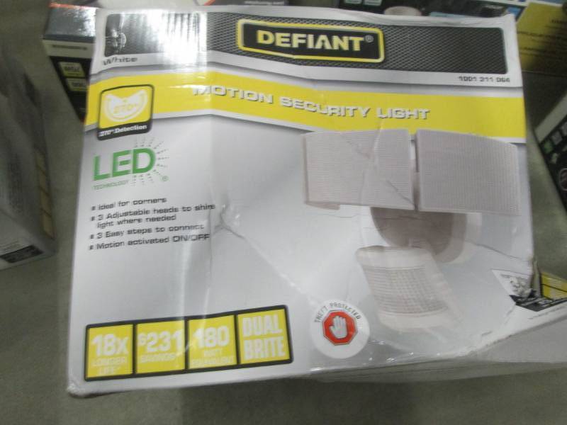 lot 246 image: Defiant 270 Degree 3-Head White LED...