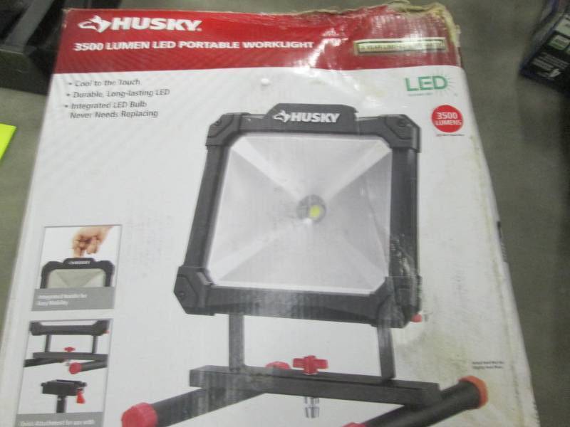 lot 264 image: Husky 3500-Lumen Portable LED Work ...