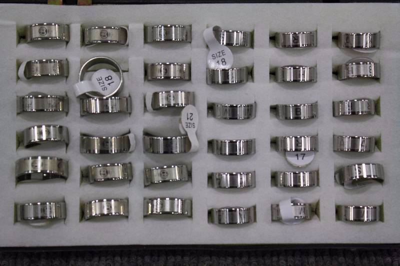 lot 34 image: 32 Silver Rings - New Case